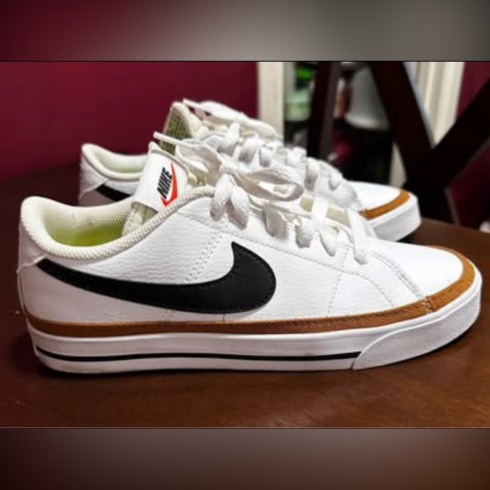 Nike Classic White and Black Sneakers with Brown Detail Sz 8.5 LIKE NEW.